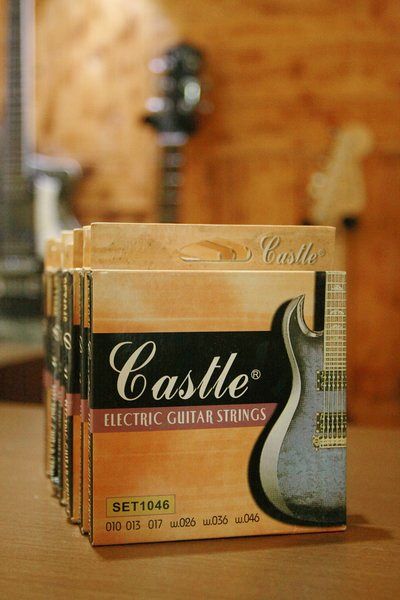 castle-electric-guitar-strings-010-1682930816.jpg